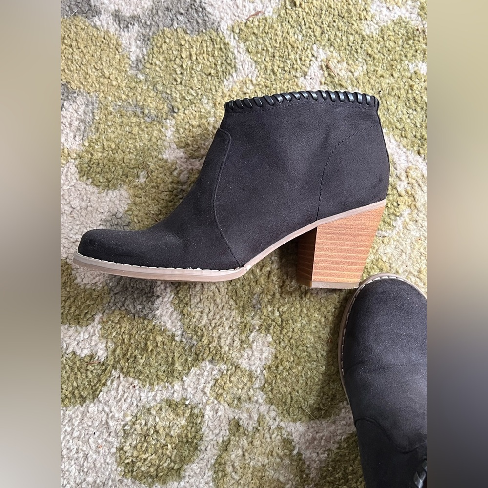 DV8 Judey Faux Suede Whipstitch Side Zip Heeled Ankle Bootie Size 6.5 - Picture 5 of 10